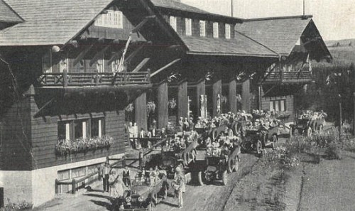 tour buses depart glacier park lodge